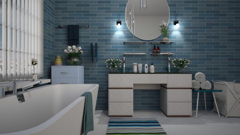 Modernes Badezimmer mit blauen Fliesen, freistehender Badewanne und Doppelwaschtisch nach Teilrenovierung